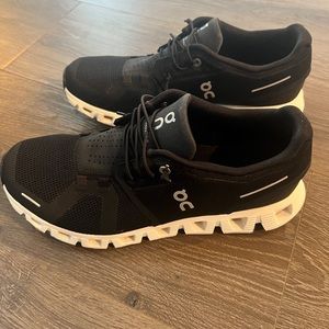 Like new women’s On cloud 5 athletic shoes